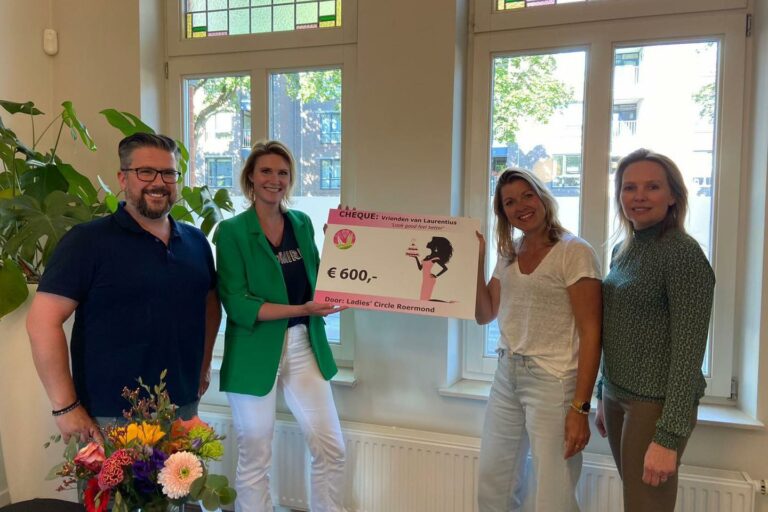 uitreiking cheque vrienden laurentius